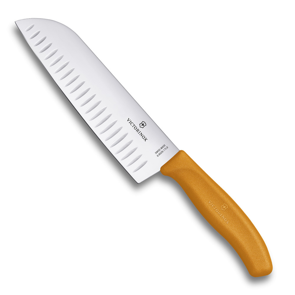 Нож Victorinox "Santoku", лезвие 17 см рифленое, оранжевый, в картонном блистере Нож Victorinox "Santoku", лезвие 17 см рифленое, оранжевый, в картонном блистере