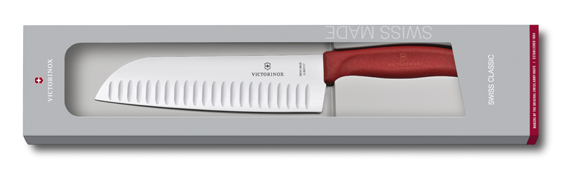 Нож сантоку VICTORINOX SwissClassic, рифлёное лезвие 17 см, рукоять из термопластика TPE красного цвета, в картонной подарочной коробке Нож сантоку VICTORINOX SwissClassic, рифлёное лезвие 17 см, рукоять из термопластика TPE красного цвета, в картонной подарочной коробке
