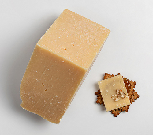 Грана Марго Резервный твердый 40% жирности, 2кг (1/2 головы) Грана Марго Резервный твердый 40% жирности, 2кг (1/2 головы)