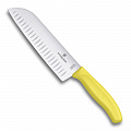 Нож Victorinox "Santoku", лезвие 17 см рифленое, желтый, в картонном блистере Нож Victorinox "Santoku", лезвие 17 см рифленое, желтый, в картонном блистере